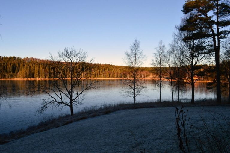 Hyr stuga i dalsland. Vinterbild vid stugan.